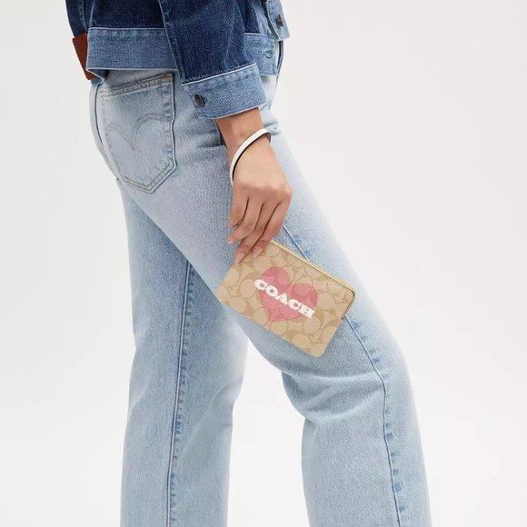 🥰 Corner Zip Wristlet In Signature Canvas With Heart Print - Picture 5 of 10